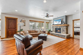 Woodsy Breckenridge Retreat with Hot Tub